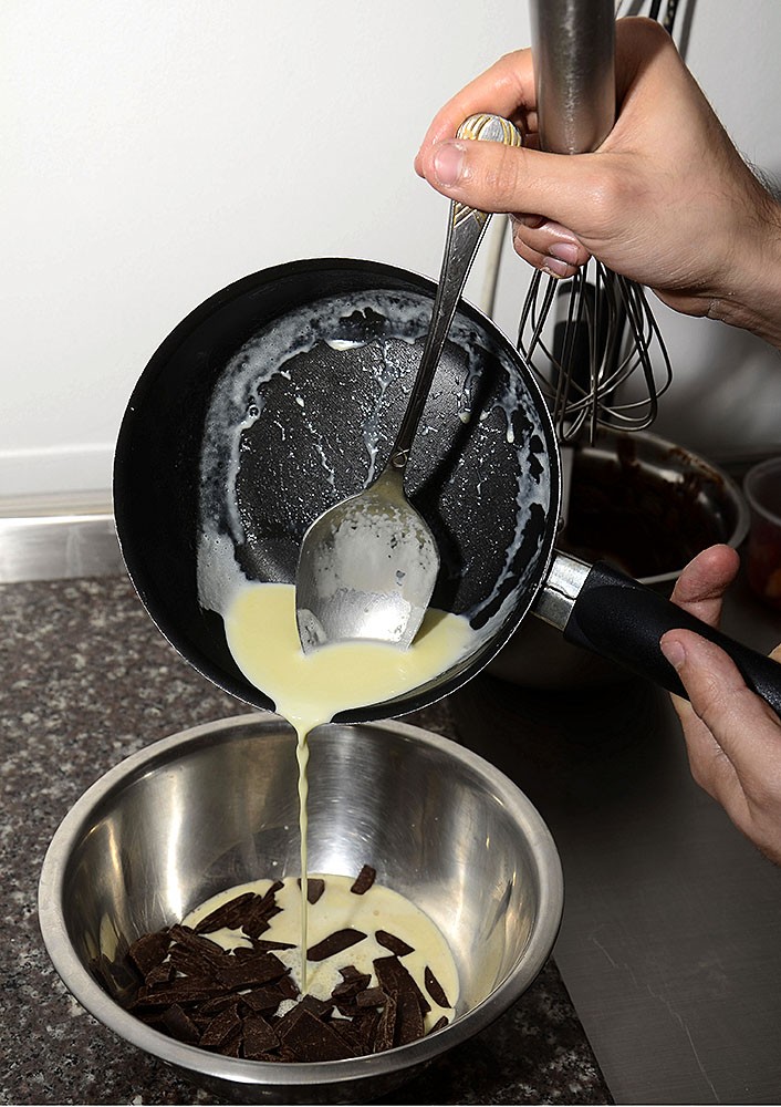 Mezclando el chocolate con la crema de leche